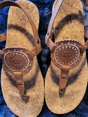 UGG Brown Cork Thong Sandals with Logo Medallion Wo's Size 8